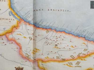 E tra antiche cartine geografiche...